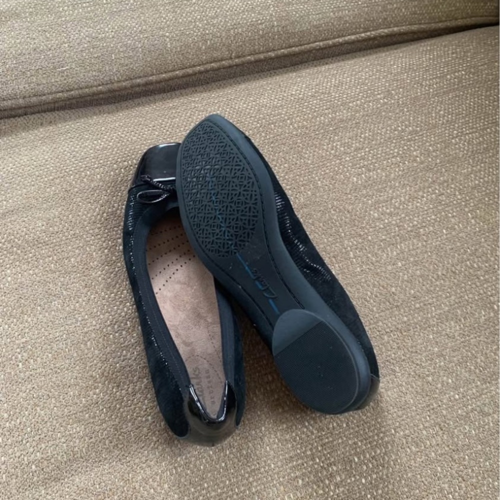 Clarks Glossy Black Flats with Bow - Picture 2 of 4